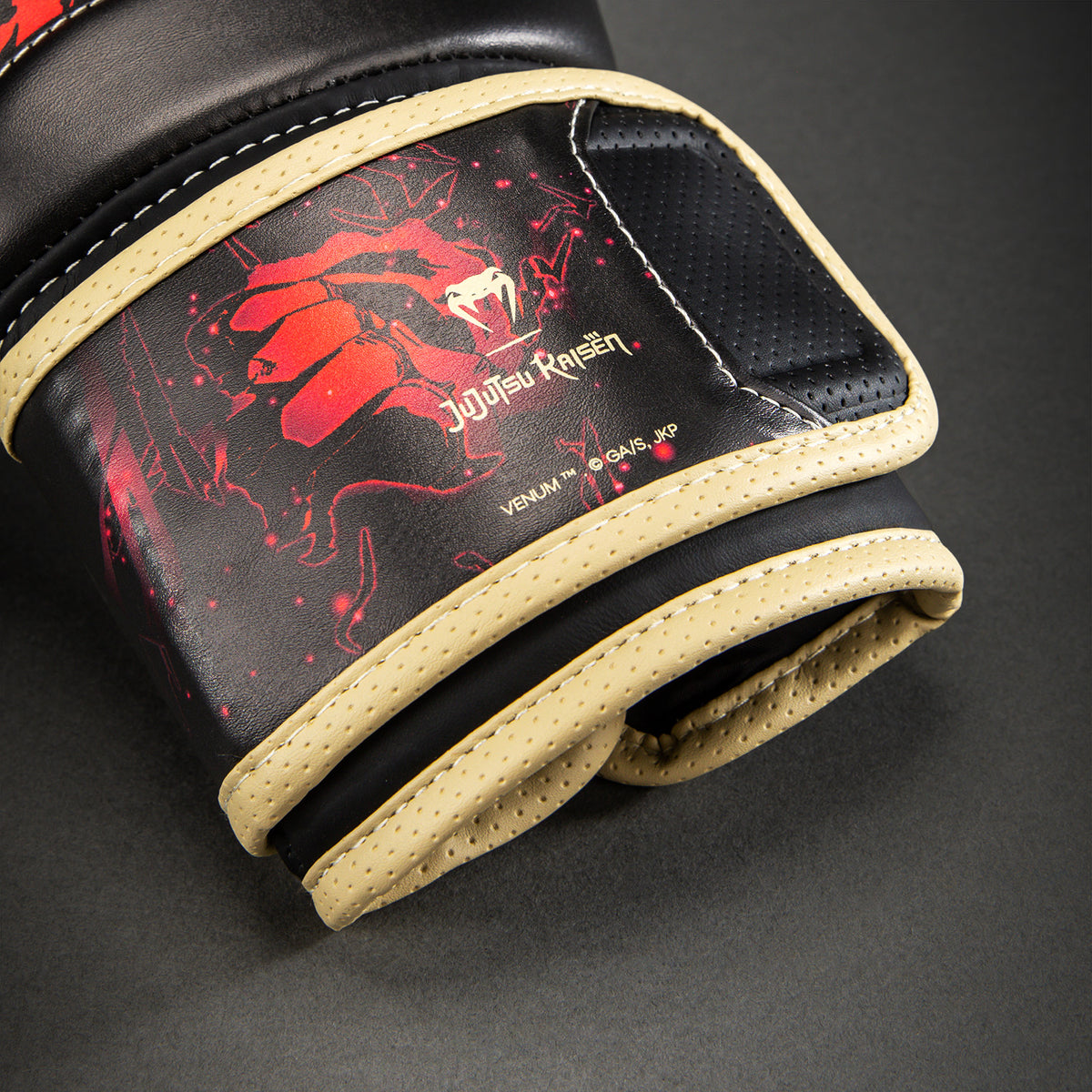 Jujutsu Kaisen x Venum Itadori Boxing Gloves - Black/Red