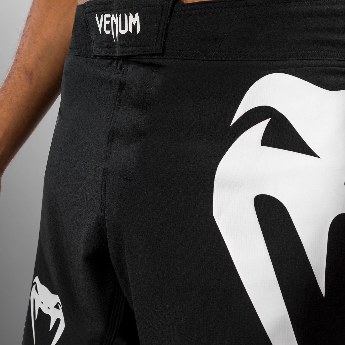 Venum Light 5.0 Fightshort - Black/White