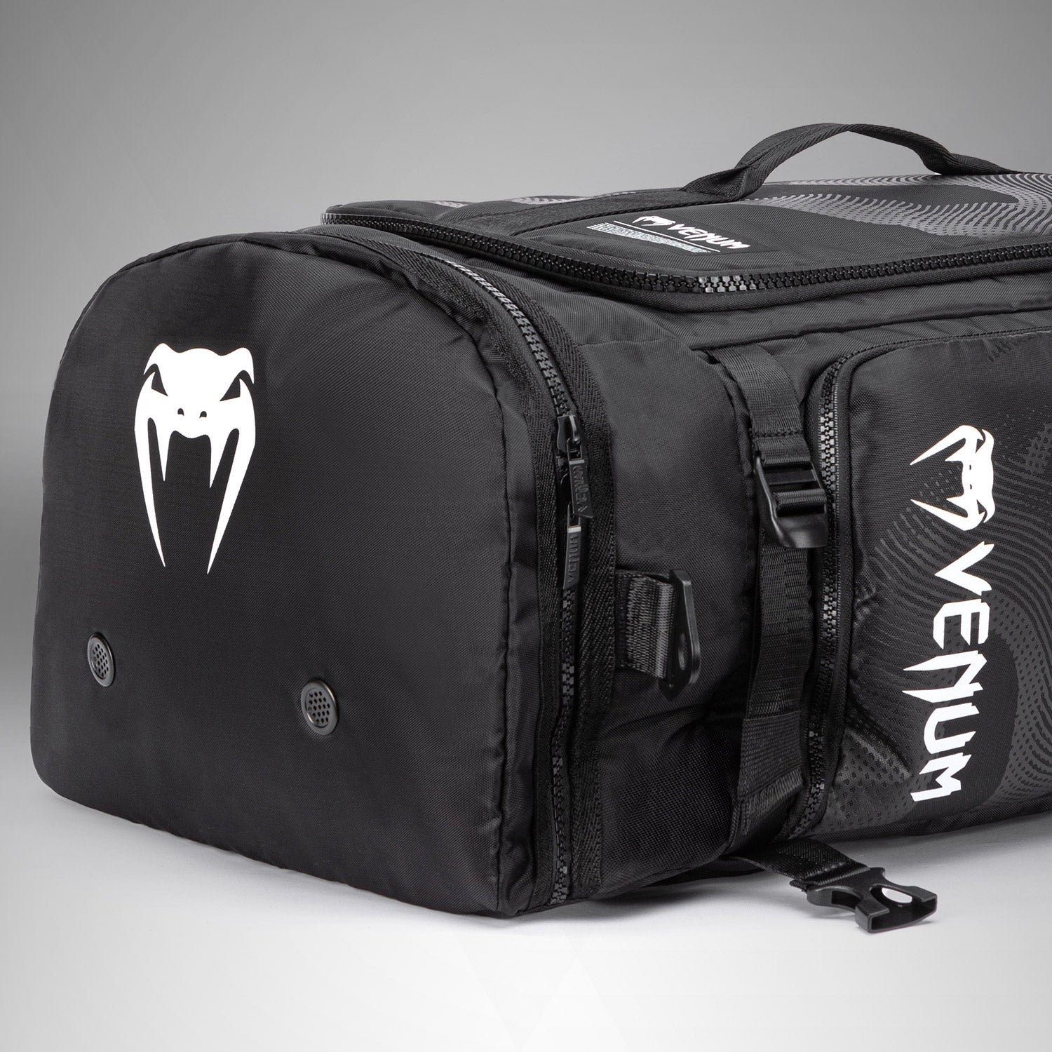 Venum Shockwave コンバーチブルスポーツバッグ 60L ブラック 5410c11c277fabab215b553c087b18