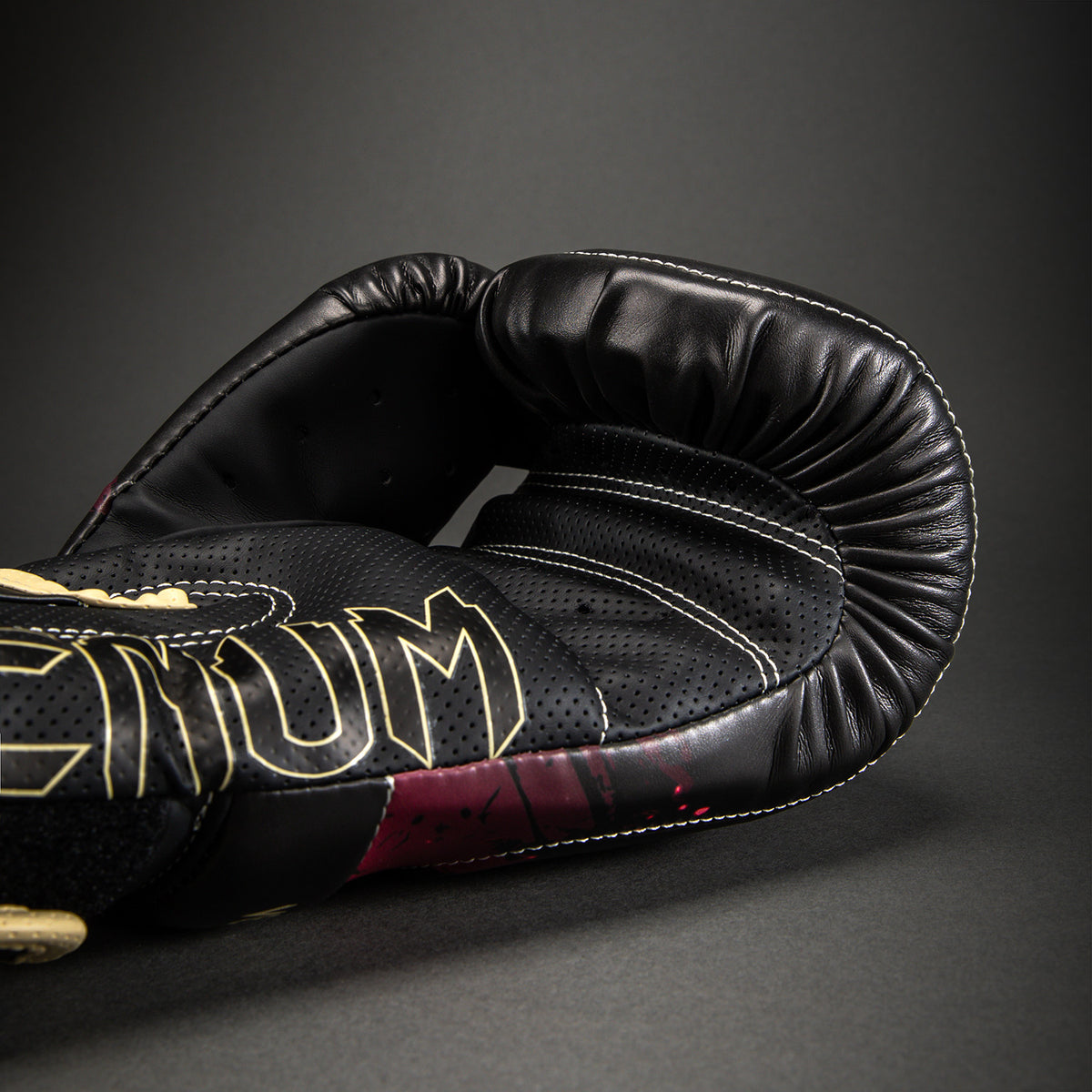 Jujutsu Kaisen x Venum Itadori Boxing Gloves - Black/Red