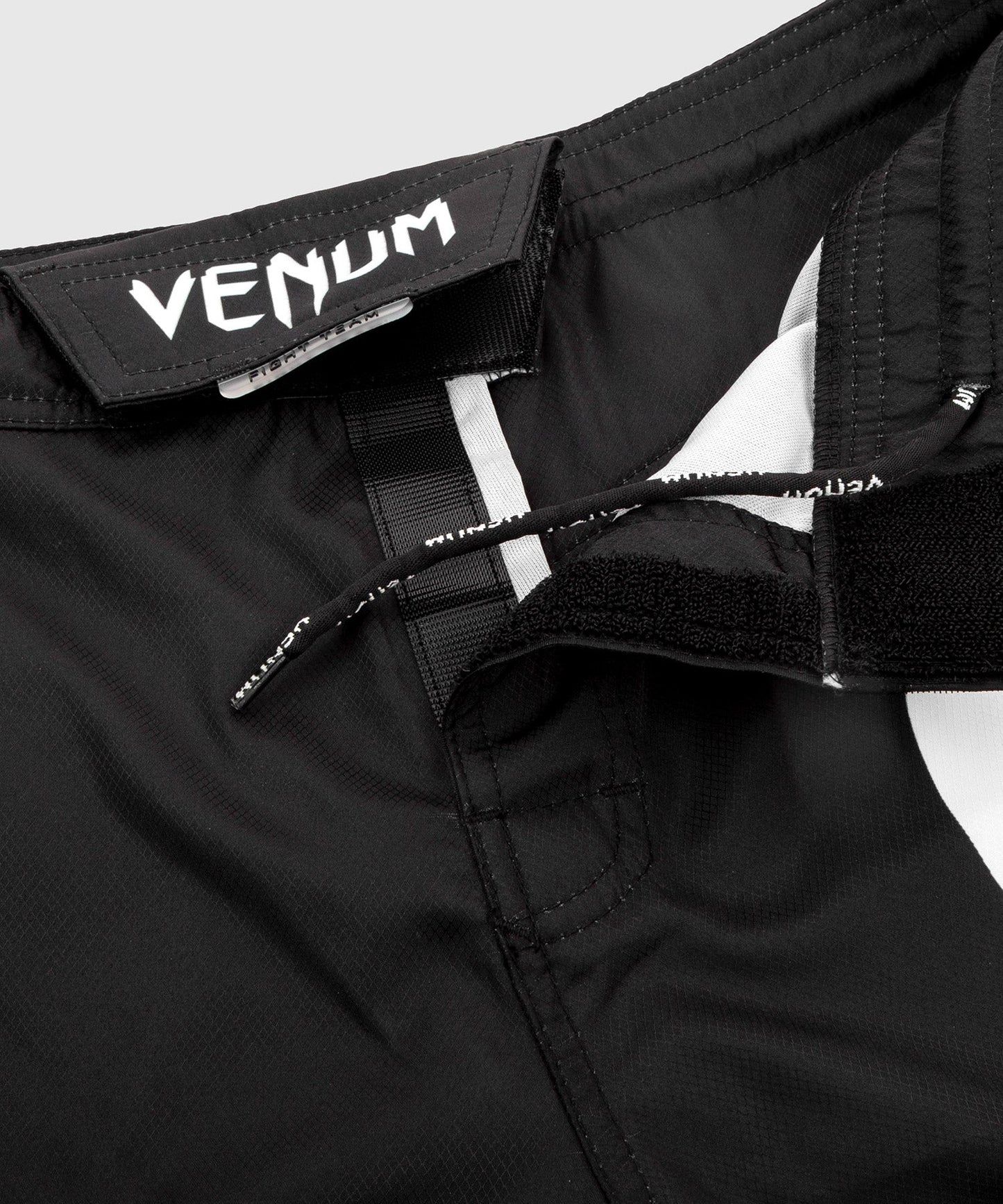 Venum Light 3.0 Fightshorts - Black/White