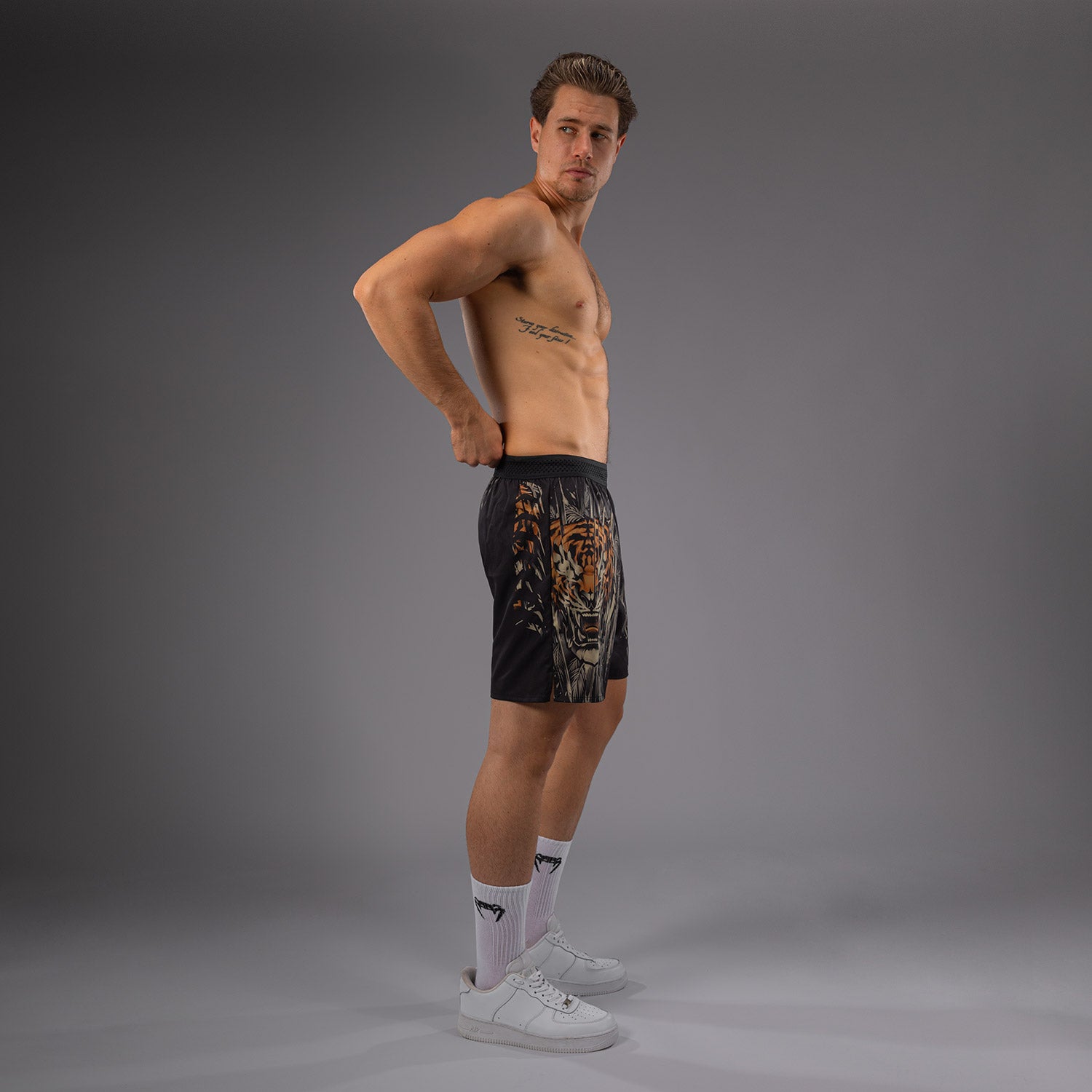 購入可能Venum 赤黒 グラフィックショートパンツ VENUM／ヴェナム ファイトショーツ UFC Fusion by Venum