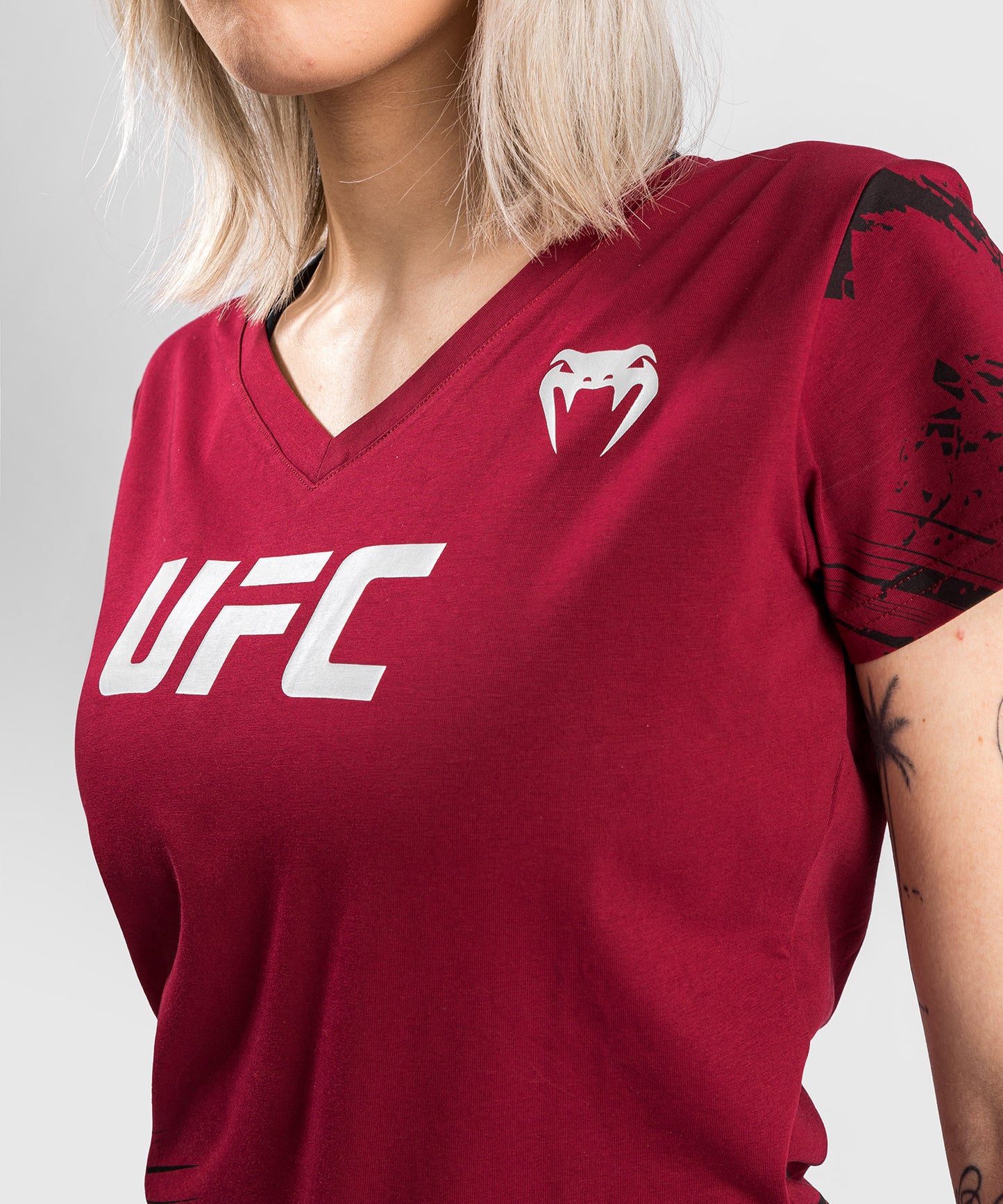 UFC Venum Authentic Fight Week Women’s 2.0 Short Sleeve T-Shirt - Red