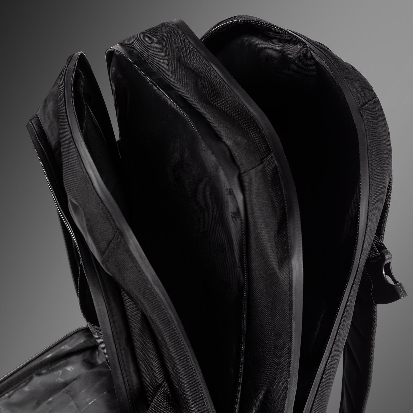 Venum Shockwave Backpack (20-25L)- Black